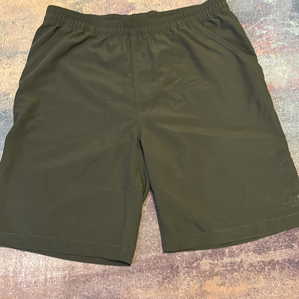 The North Face Men’s 3-Pocket Army green Shorts Size Medium